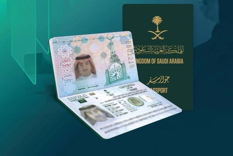 يظهر الجواز السعودي الإلكتروني الجديد مع غلاف أخضر داكن وبيانات هوية مدمجة، ضمن خطوة إعلان الأمير عبدالعزيز بن سعود بن نايف لوزارة الداخلية.