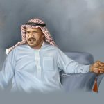 يجلس رجل بلباسٍ أبيض وغترة حمراء وبيضاء، ممسكاً بالسبحة؛ أجواء قصيدة «سمعت لي كلمةٍ مدري وش أقصاها» لِعبدالله بن زويبن المعمري.