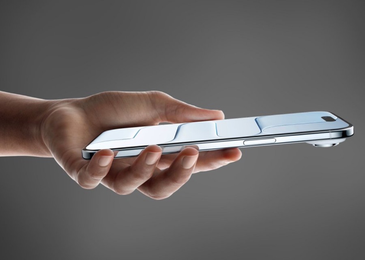 يد تمسك هاتف iPhone فضي مع شرح ميزة حماية الآيفون عند محاولة سرقته، حيث يرتبط الجهاز بإجراءات أمان Apple وFace ID لإعادة القفل بسرعة.